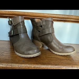 Gently used womens ankle boots.  Size 7m